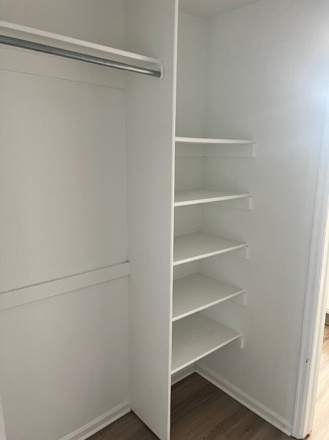 Building Photo - AVAILABLE NOW!  Cozy condo in the Chestnut Community!