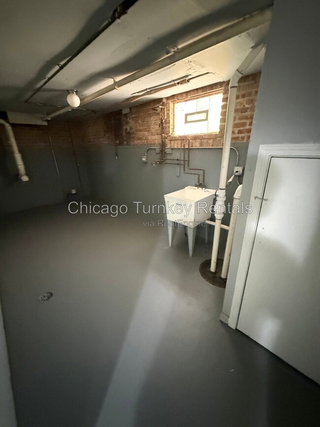 Building Photo - 14204 Woodlawn Ave