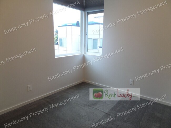 Building Photo - Stunning 4-Bedroom Newer Construction w/Huge VIEW Rooftop Deck in Fremont!!