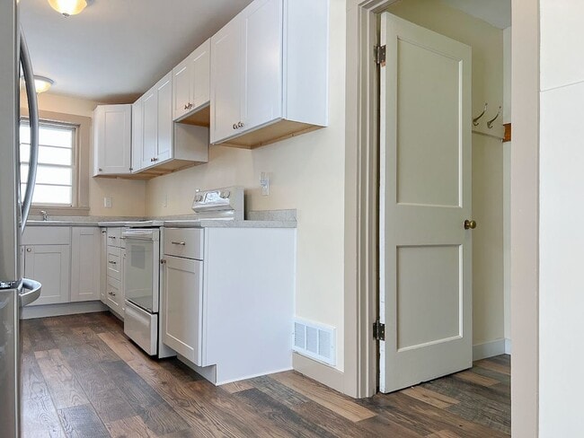 Building Photo - 3 bed/ 1 bath Single Family Home on Coffeen!