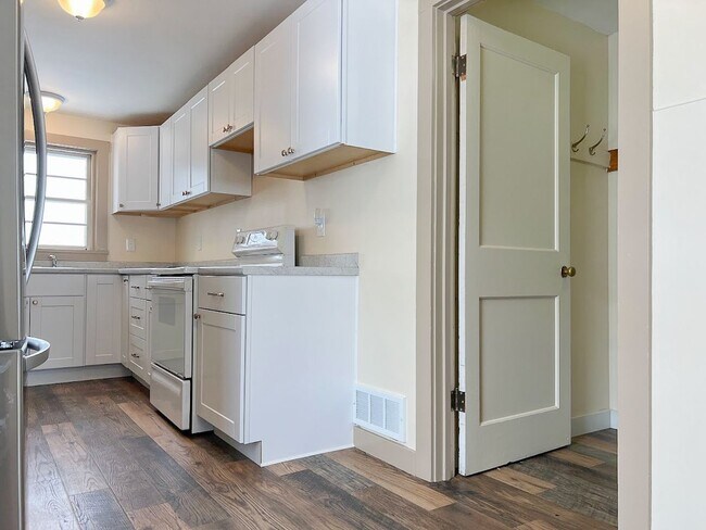 Building Photo - 6 month lease! 3 bed/ 1 bath Single Family...
