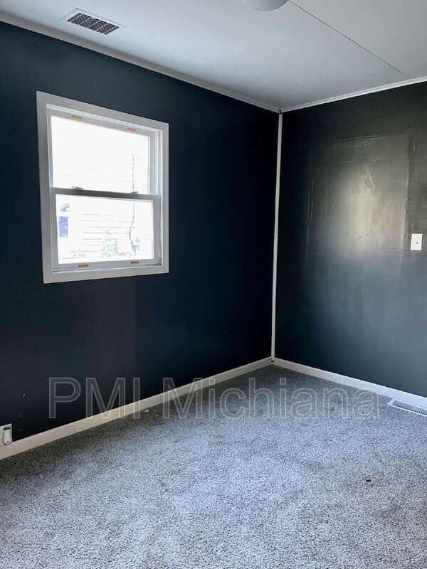 Building Photo - 261 N Kenmore St