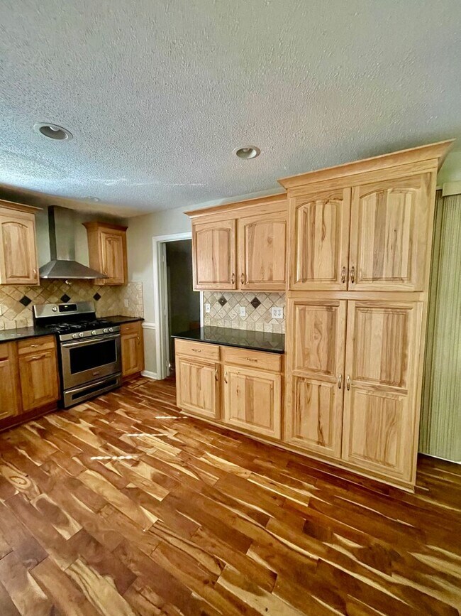 Building Photo - Welcome to view, a charming 4-bedroom, 2-bathroom home located in the heart of Charlotte, NC.
