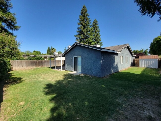 Building Photo - *Wait list full- Currently not accepting applications* 3 Bedroom 2 Bathroom in NW Visalia with Ya...