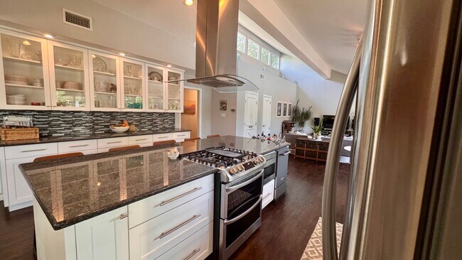 Building Photo - 4804 Greystone Dr