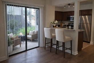 Building Photo - Gorgeous first floor 2/2 condo x Rent @  Winter Park in front of Full Sail!