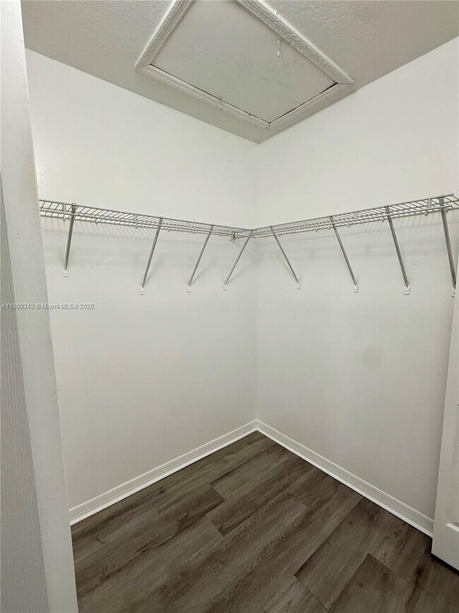 Building Photo - 980 NE 33rd Terrace