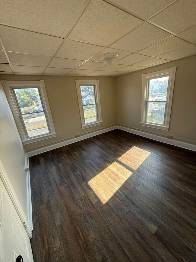 Building Photo - Duplex located on West Wilson Blvd.