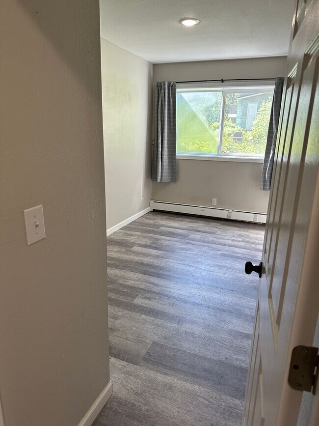 Building Photo - 14716 W Lake Ridge Dr