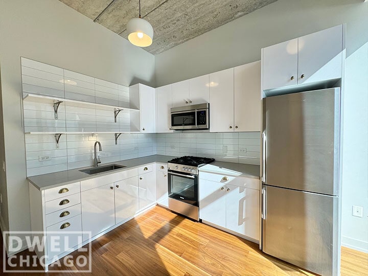 Building Photo - 640 N La Salle Dr