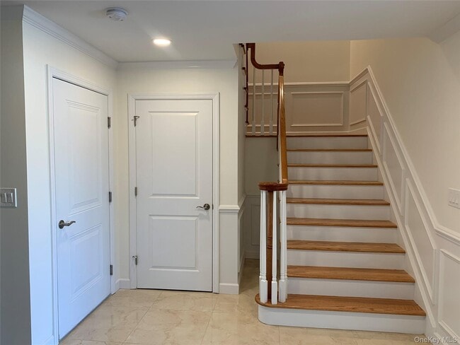 Building Photo - 97 Gainsborg Ave E