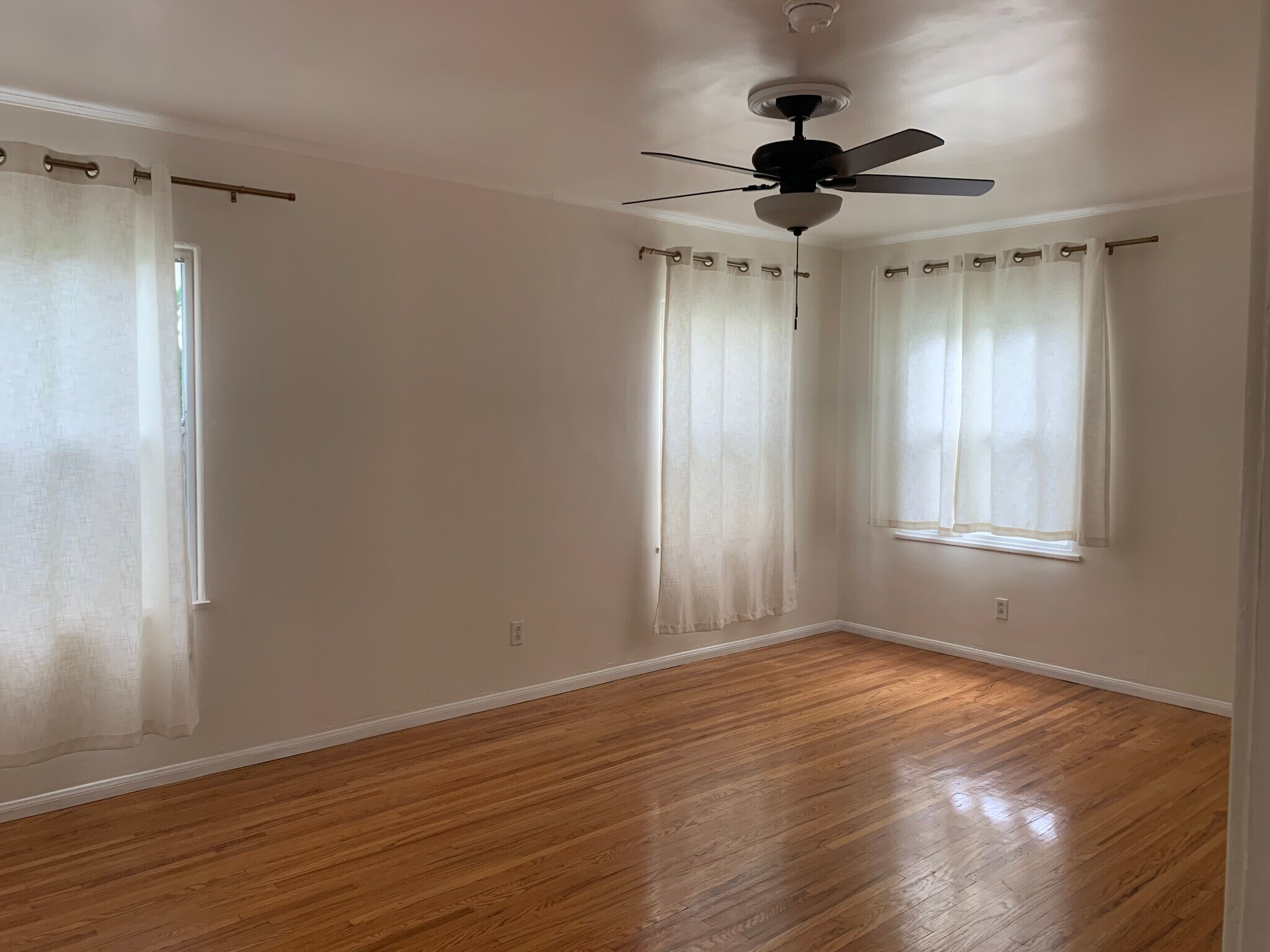 Building Photo - 1117 S Hayworth Ave