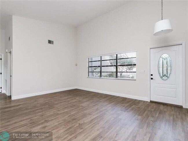 Building Photo - 9420 NW 31st Pl
