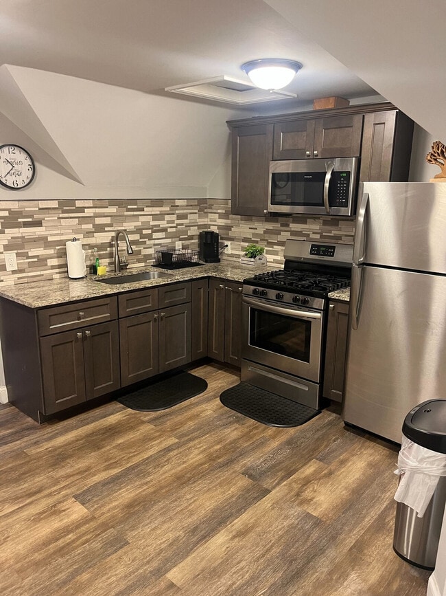 Building Photo - 378 Admiral St