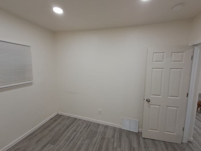 Building Photo - 2-bedroom, newly remodeled home on Flint's far east side