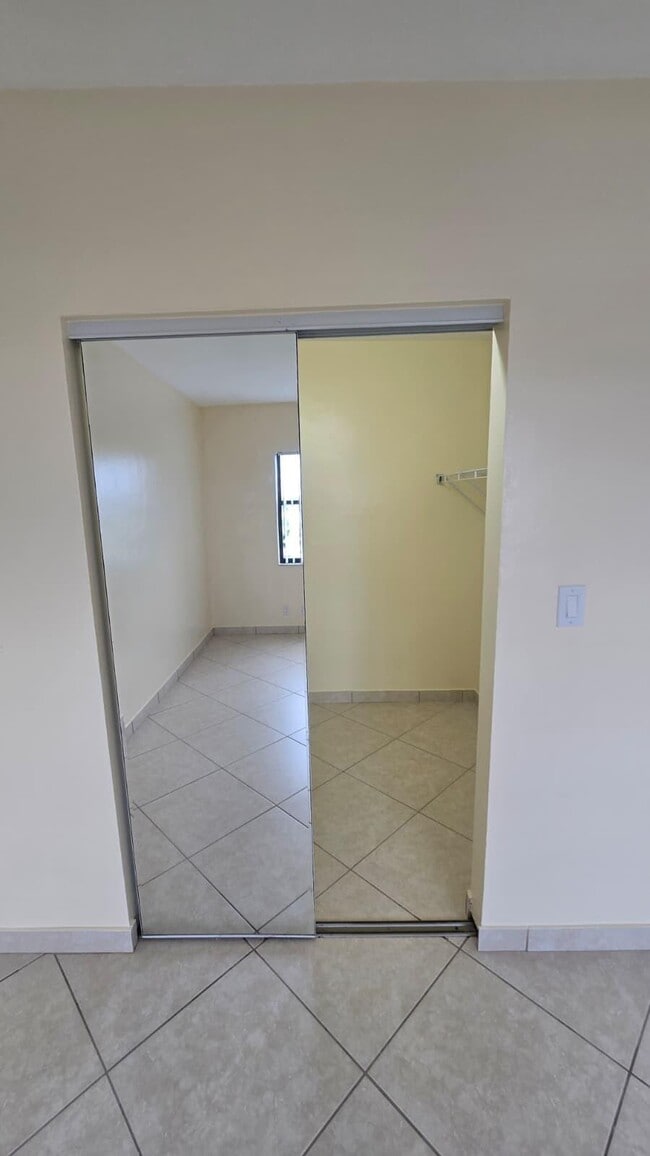 Building Photo - 105 S Riverside Dr