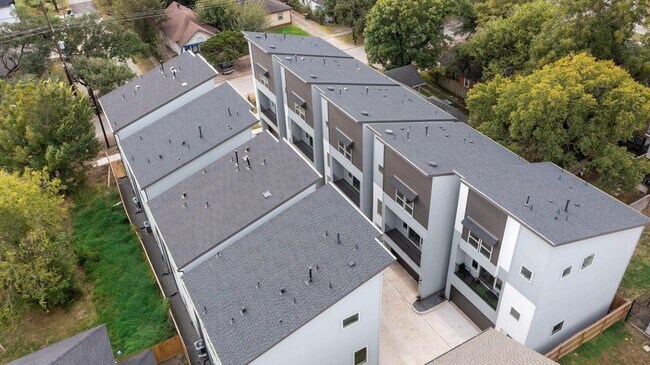 Building Photo - 3028 Live Oak St