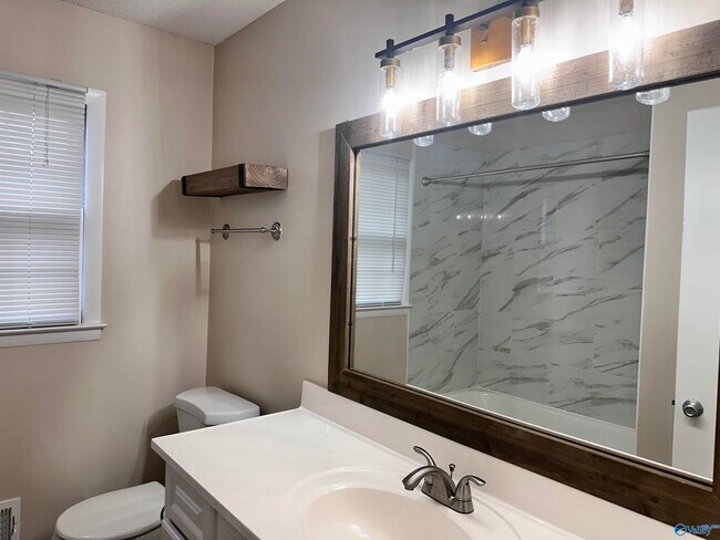 Building Photo - 326 Drake Ave SW