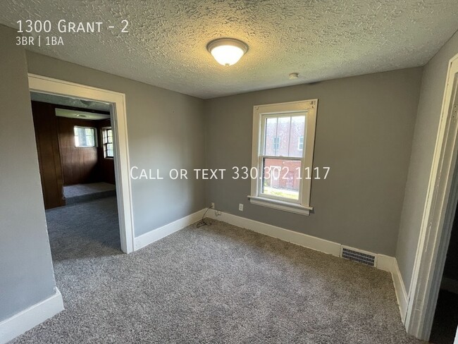 Building Photo - Second level Three bedroom One bathroom ap...