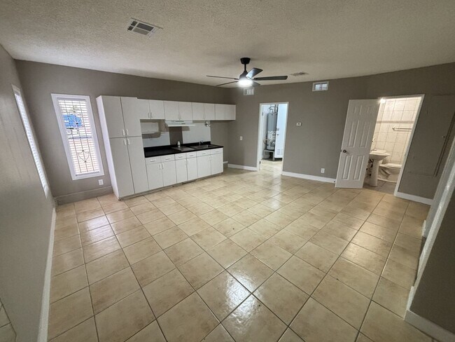 Building Photo - Newly Renovated 3bed/3Bath W/ private studio located in E. Las Vegas