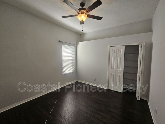 Building Photo - 10441 Greendale Dr