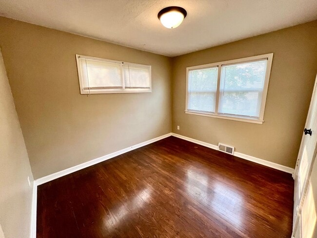 Building Photo - Centrally Located Single Famliy Home!