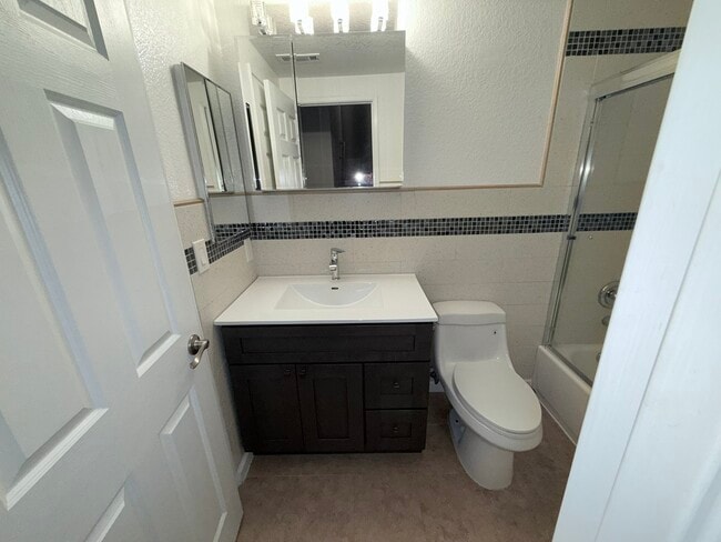 Building Photo - 533 Bustos Pl