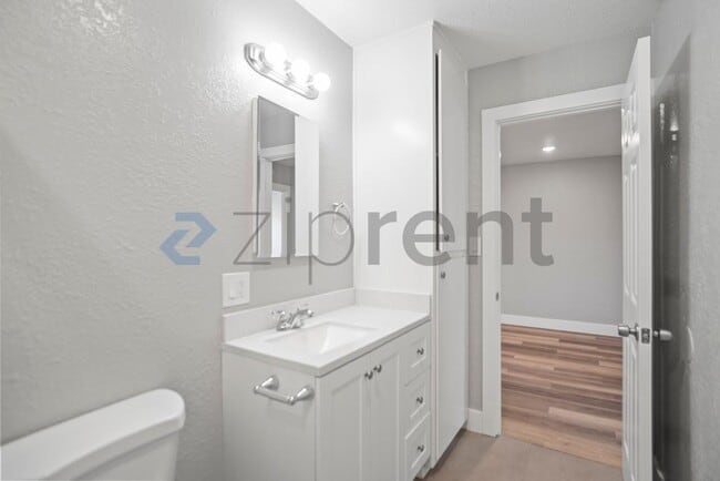 Building Photo - 26910 Manon Ave