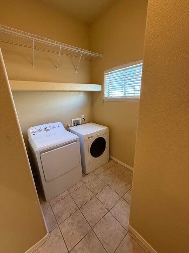 Building Photo - Beautiful 3 Bedroom Home! Available Now!