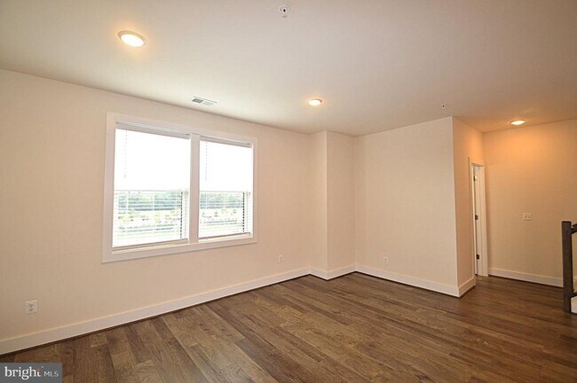 Building Photo - 44878 Tiverton Sq