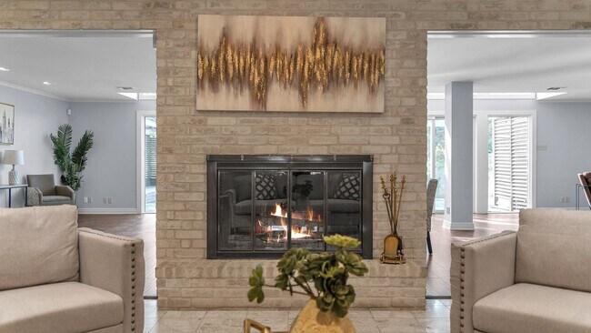 Building Photo - CHARMING 5 BDRM HOME IN CASTLE HILLS!!