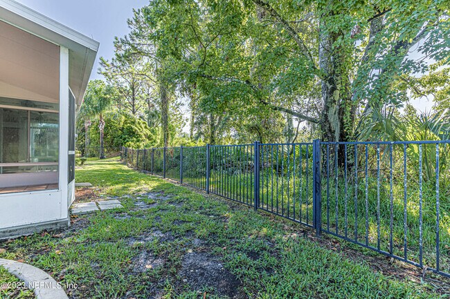 Building Photo - 2465 Pinehurst Ln