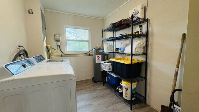 Building Photo - Spacious 4-bedroom 2-bathroom pool home