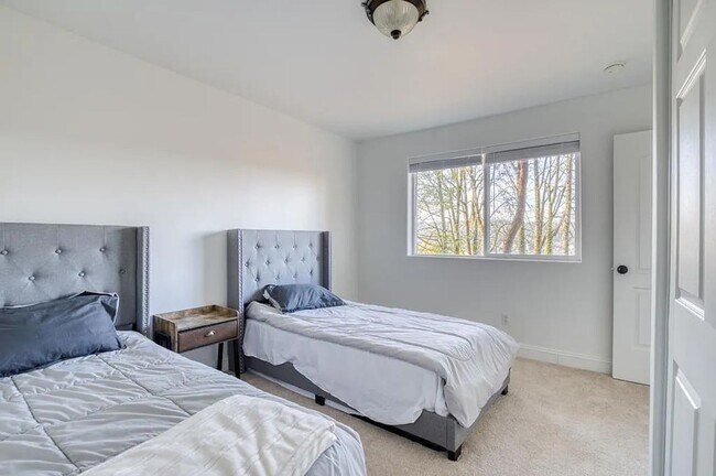 Building Photo - Beautiful Lower-Level Home in Bellevue