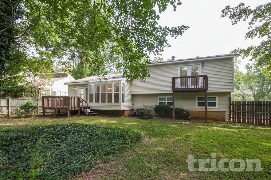 Building Photo - 6583 Oakwood Dr