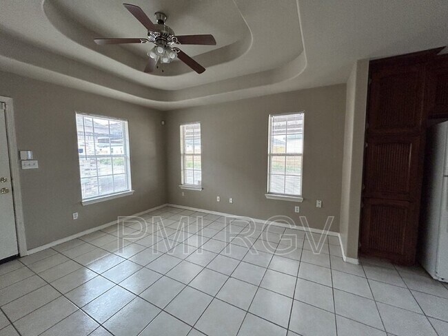 Building Photo - 809 W Bronze Dr