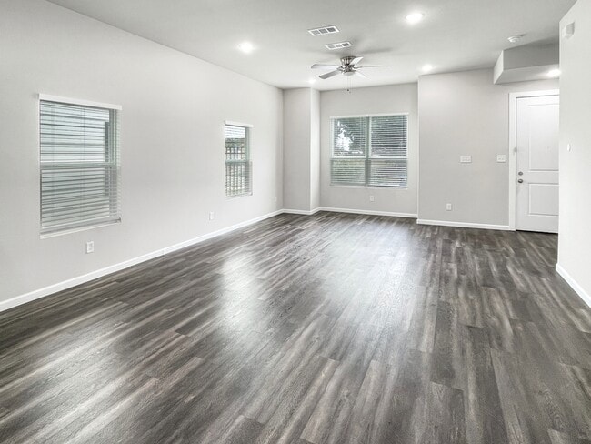 Building Photo - 3215 Chenault St