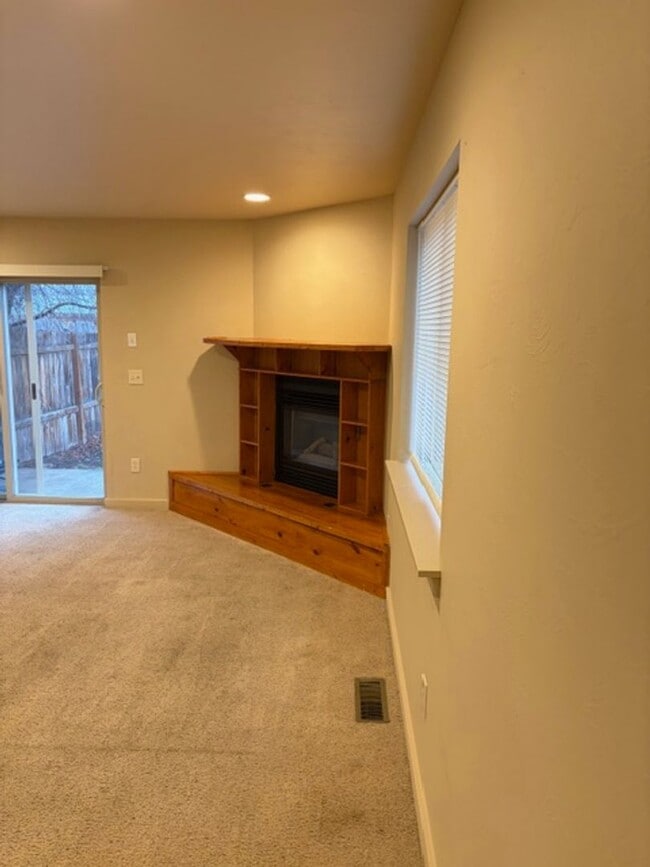 Building Photo - 3 Bedrooms 2 1/2 Bathroom Bozeman Townhouse - Great Location