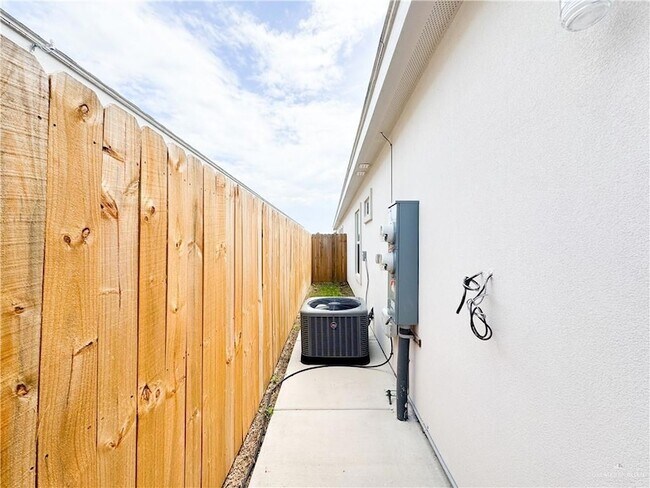 Building Photo - 2701 Sage Dr