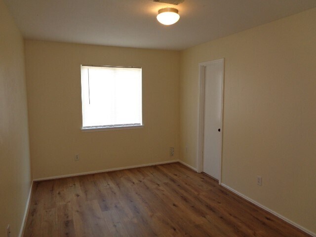 Building Photo - 1838 Strongs Ct