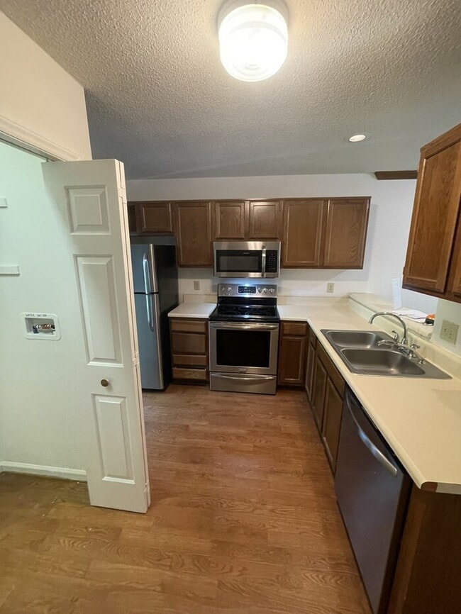 Building Photo - 2 bd 2.5 bath end unit townhome