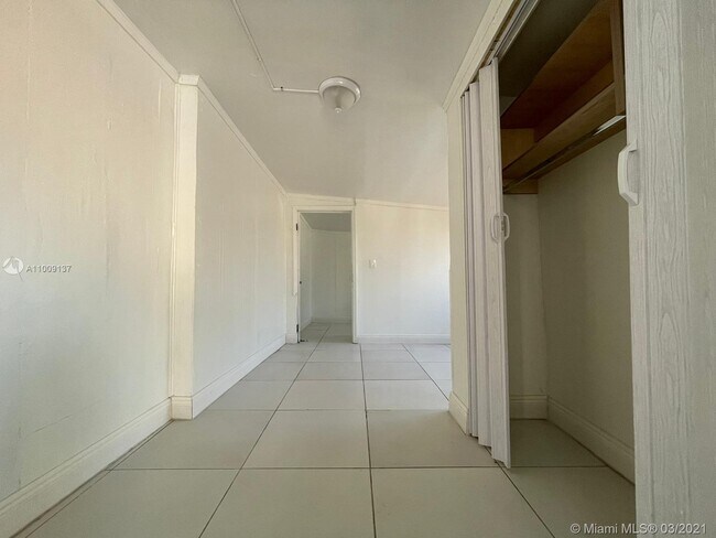 Building Photo - 633 NW 15th Ave