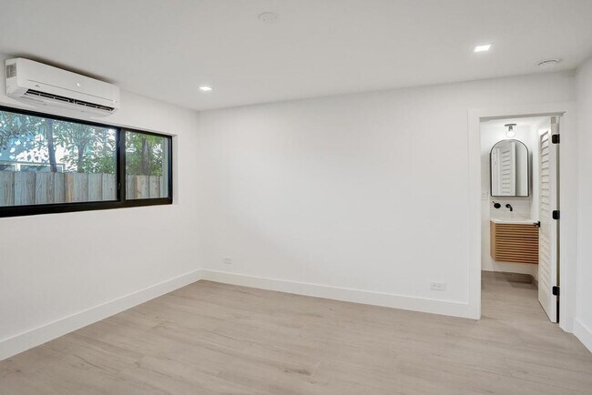 Building Photo - 840 SE 22nd Ave