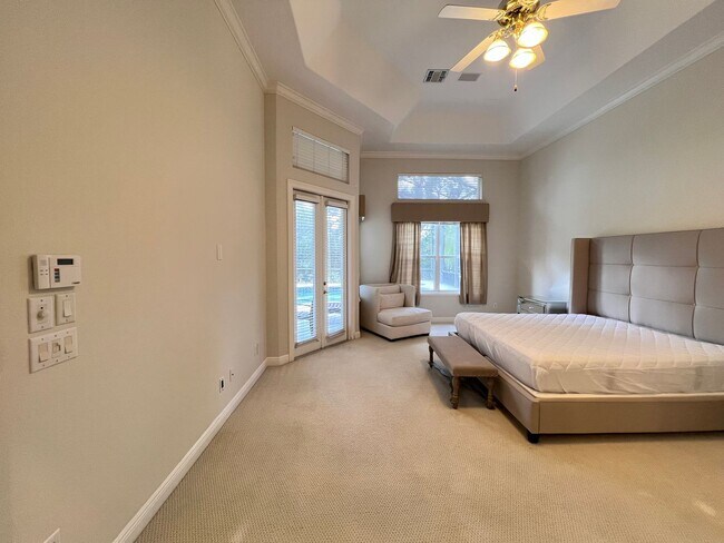 Building Photo - GORGEOUS SINGLE FAMILY HOME - PROPERTY  FU...