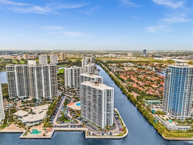 Building Photo - 20515 E Country Club Dr