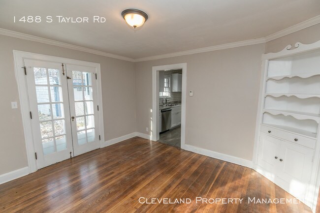 Building Photo - Charming 3 Bedroom Home