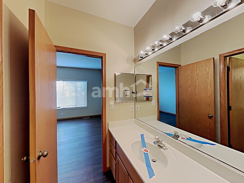 Building Photo - 14151 S Napa Cir