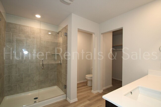 Building Photo - Spacious Open-Concept 3 Bedroom Home with Split Floor Plan