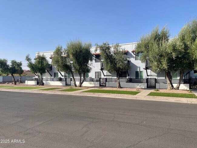 Building Photo - 1504 E Indianola Ave
