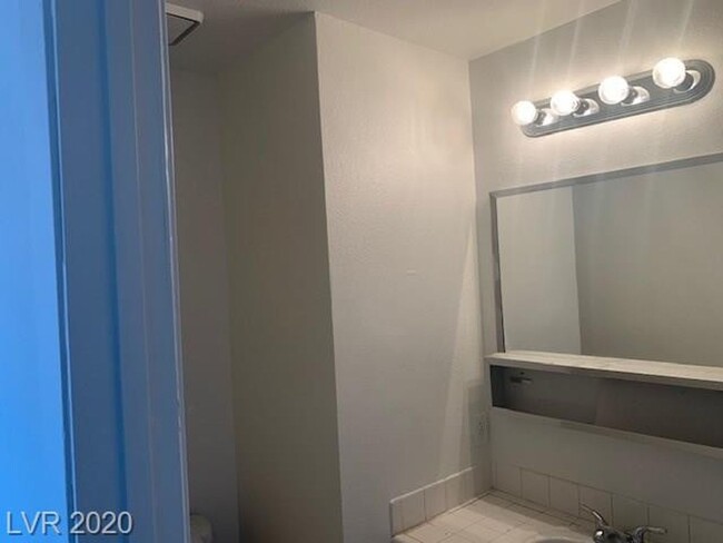 Building Photo - Beautiful 2 bedroom - 2 bath condo in Crai...